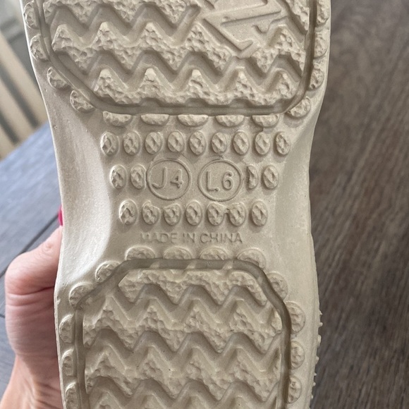 NEW! NOTHINZ SHOES JUNIORS/BIG KID CLOGS | TAN | Size J3 L5 unisex - Picture 6 of 13